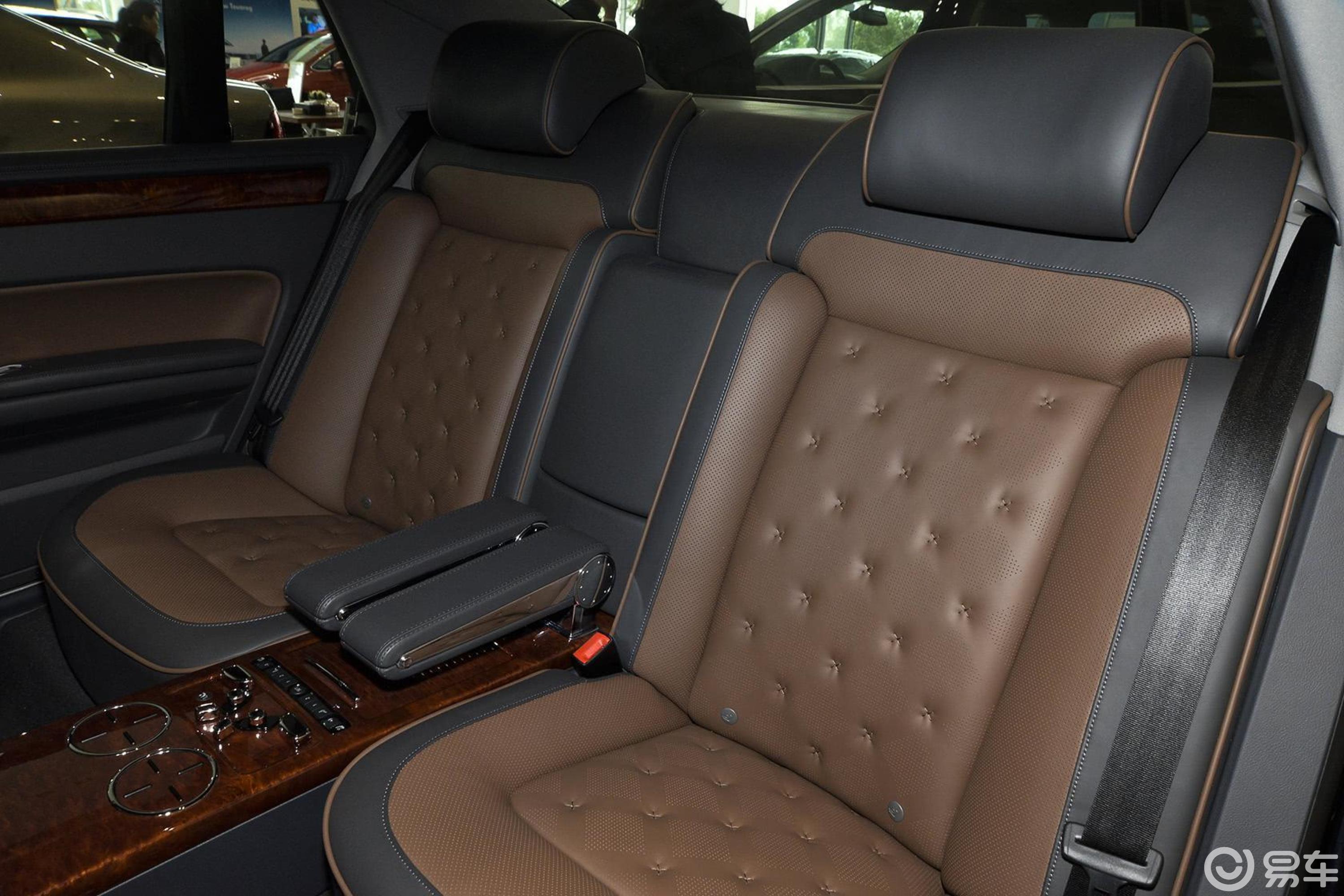 【辉腾2015款3.6l 尊享版后排座椅汽车图片-汽车图片大全】-易车