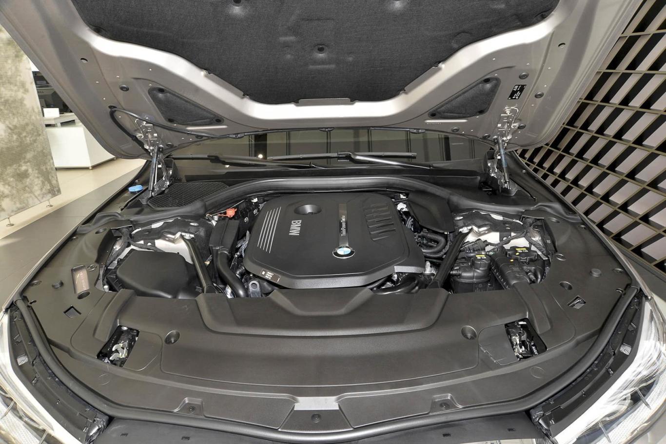 美联航一波音客机起飞时疑似遭受发动机毛病引发跑道灌木丛起火