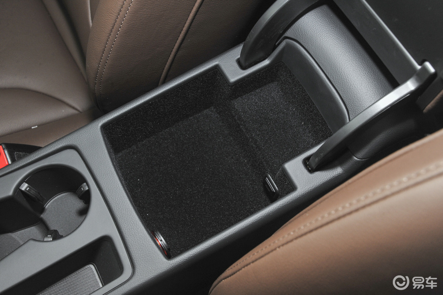 【奥迪a4l2016款45 tfsi quattro 个性运动型前排中央扶手箱空间汽车