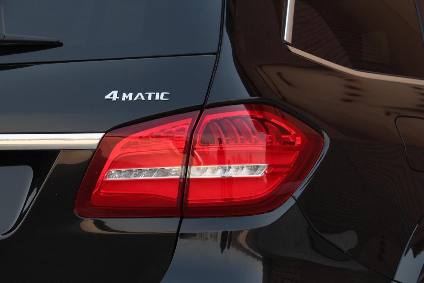 奔驰glsgls 400 4matic 豪华型尾灯侧45度俯拍