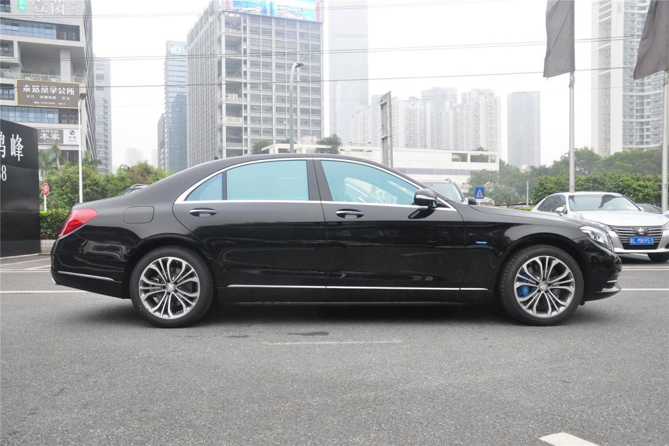 奔驰s级500 el正侧车头向右水平