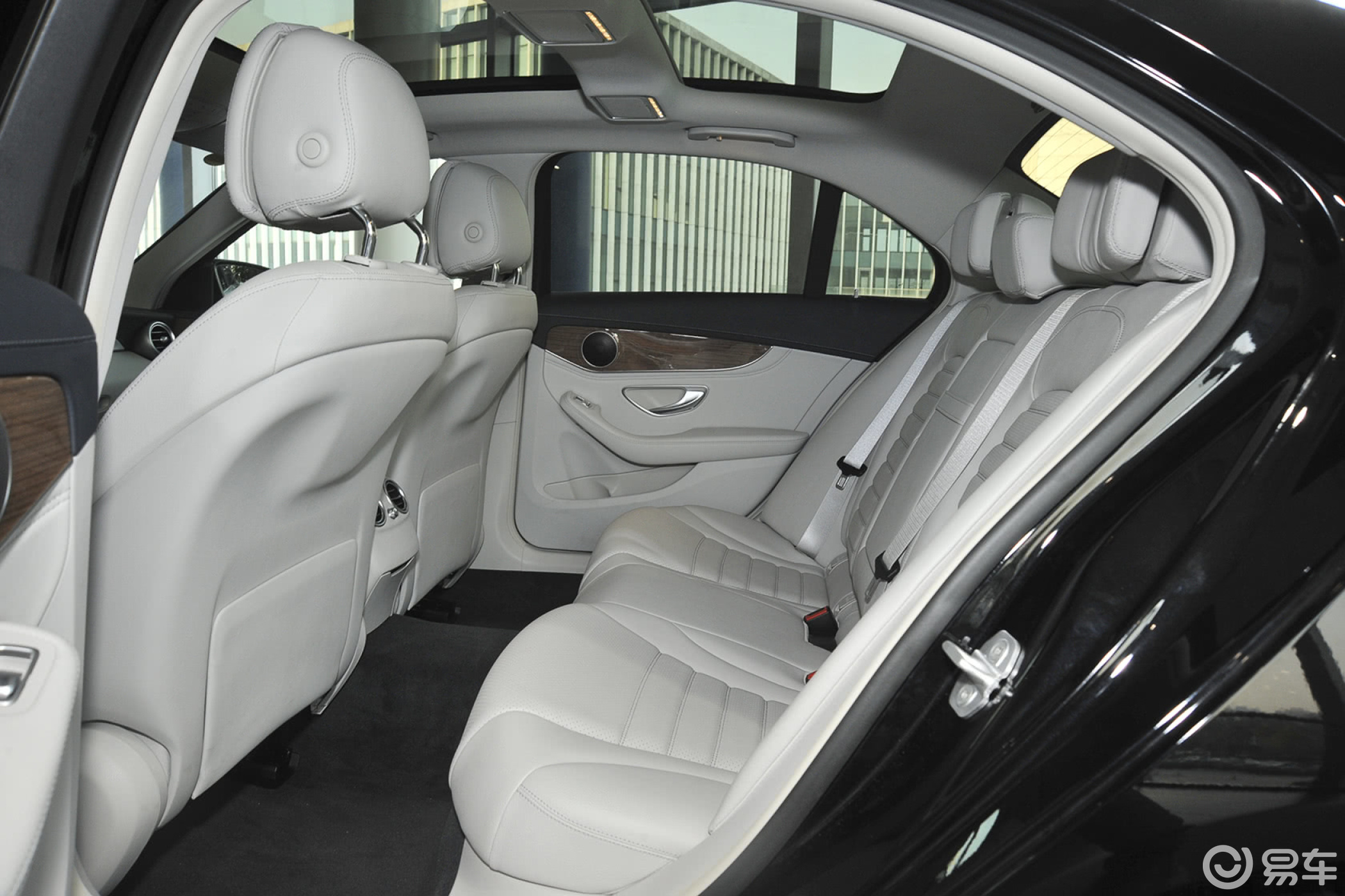【奔驰c级2015款c 200 l后排空间体验汽车图片-汽车图片大全】-易车