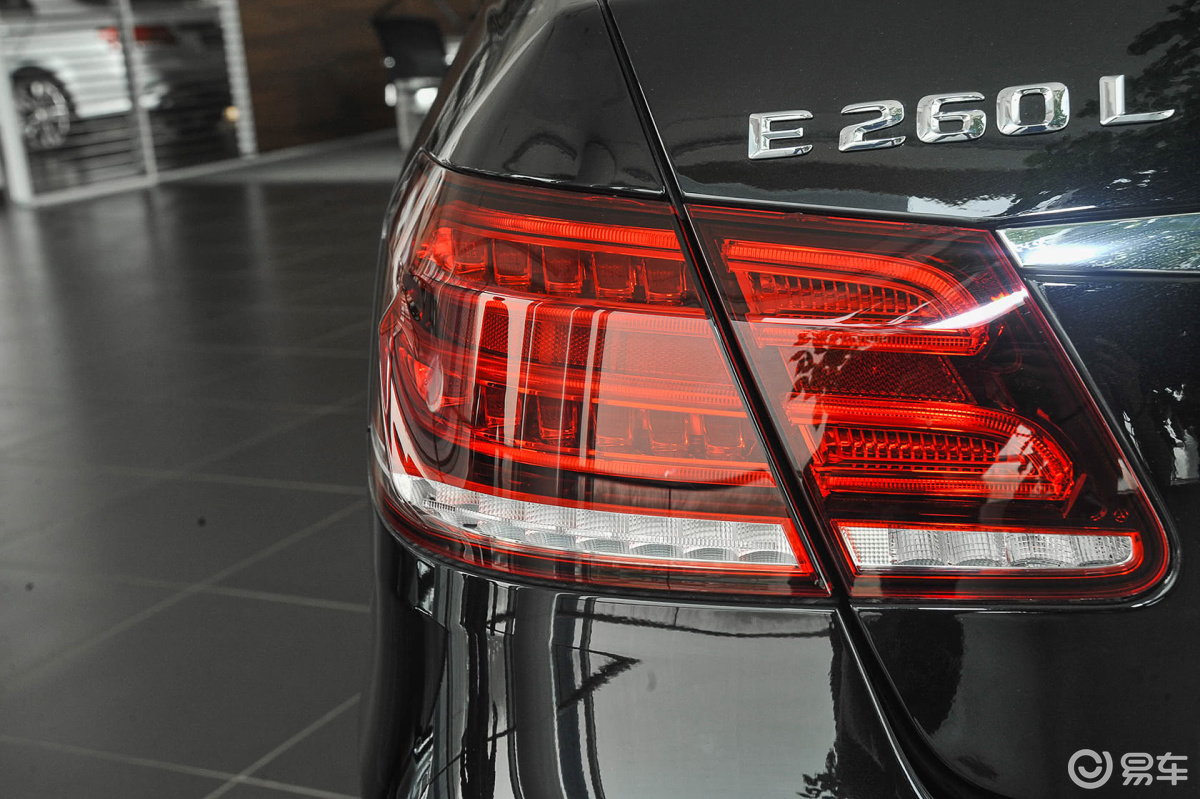 【奔驰e级2015款e 260 l 时尚型 运动轿车尾灯侧45度俯拍汽车图片