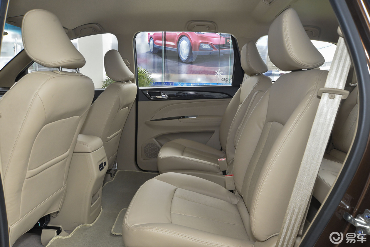 宝骏730前排空间