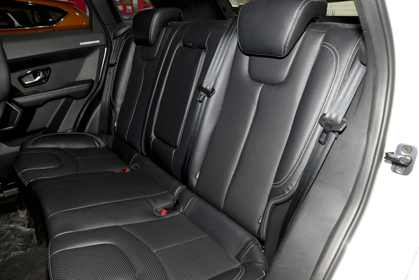 陆风x7 空间-昆仑白