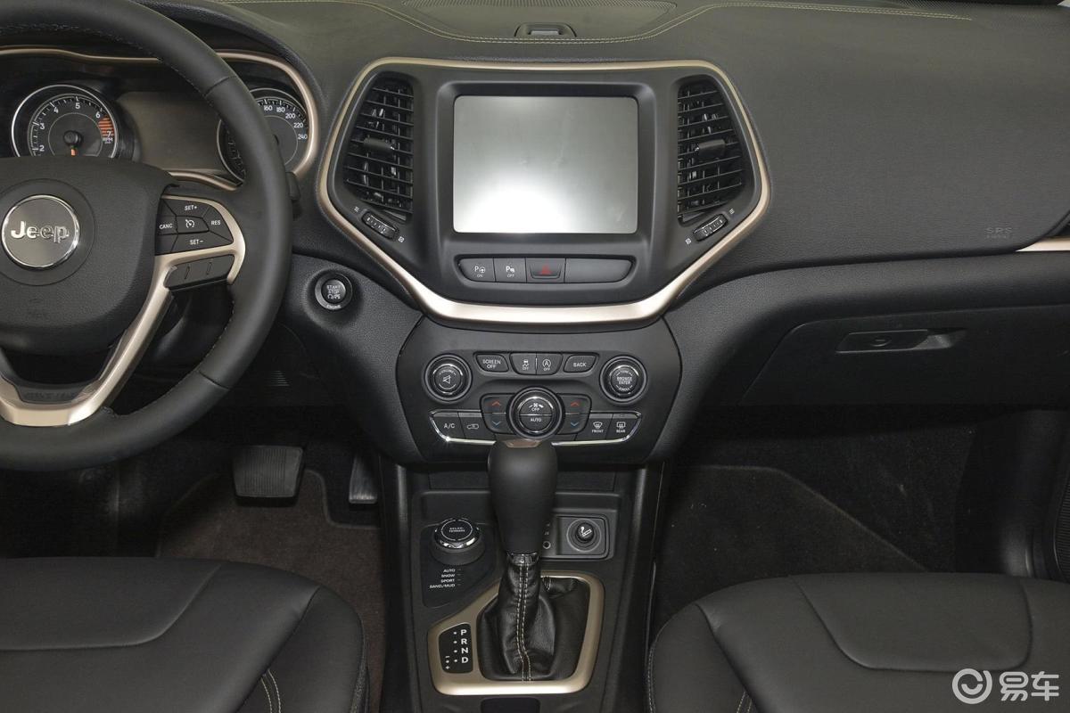 【自由光2016款2.4l 优越版中控台整体汽车图片-汽车图片大全】-易车