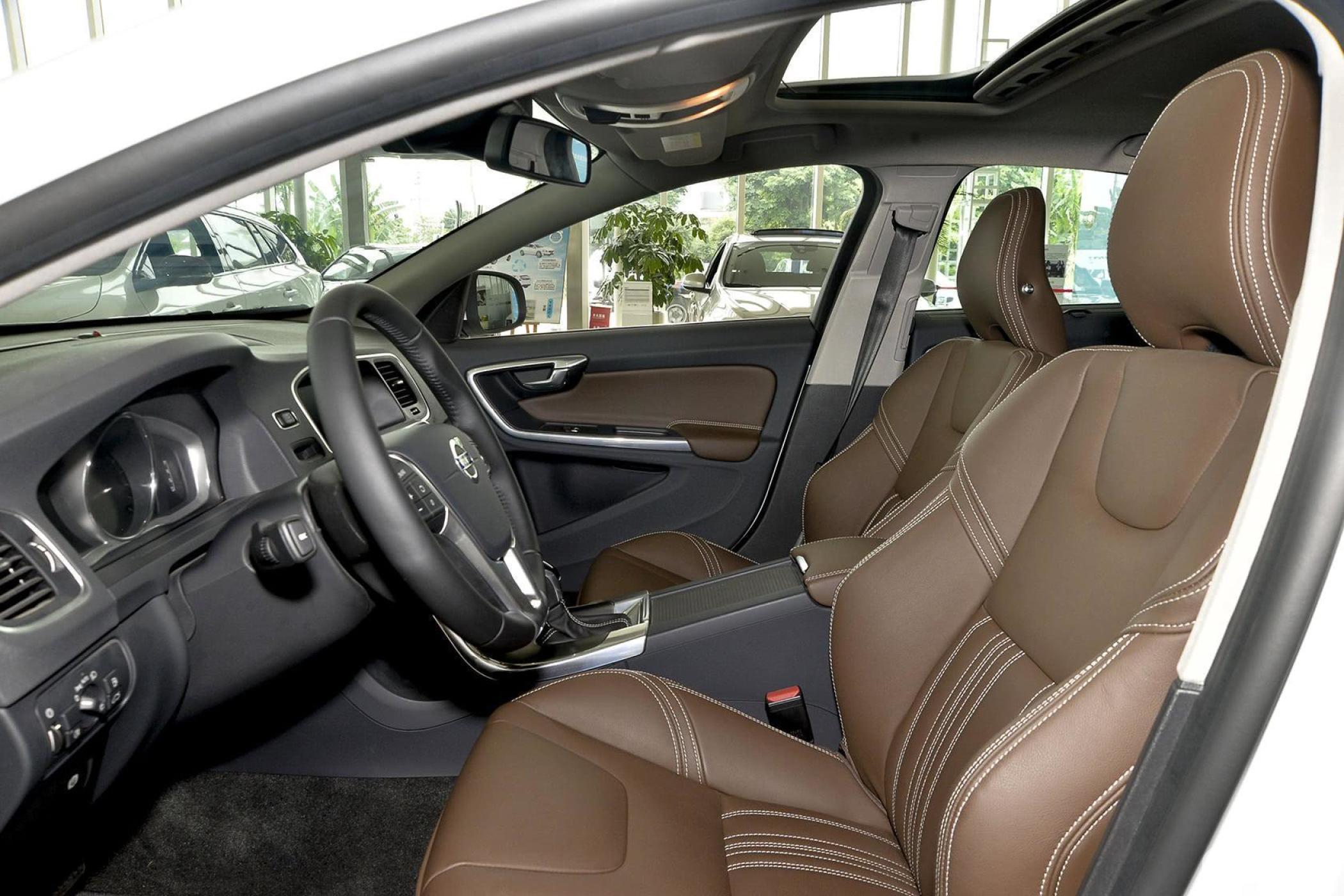 【沃尔沃s60 插电混动2015款s60l t6 智驭版前排空间汽车图片-汽车