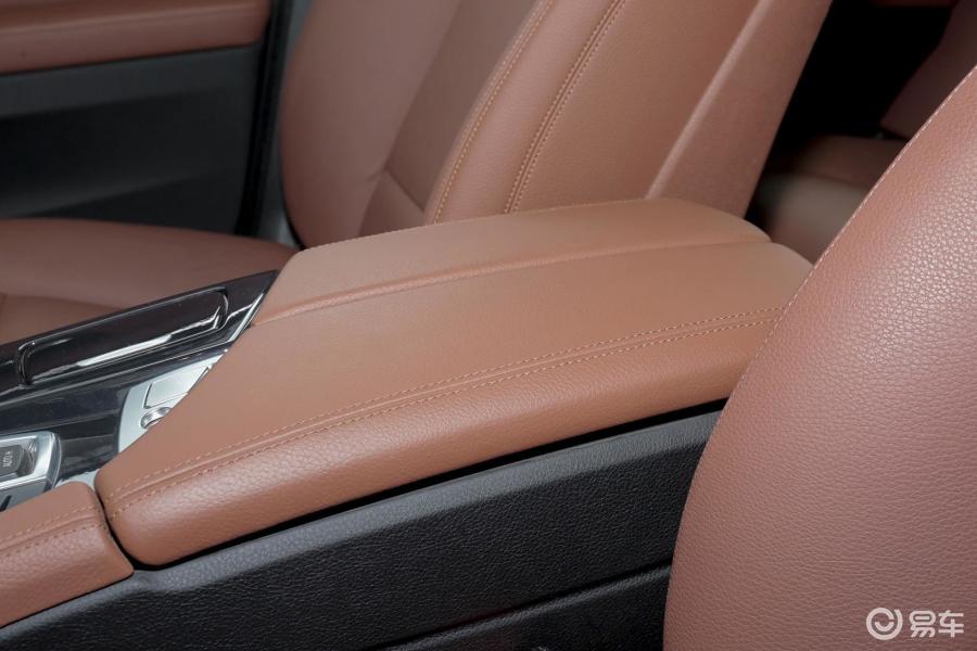 【宝马5系2014款520i 旅行轿车前排中央扶手箱汽车图片-汽车图片大全