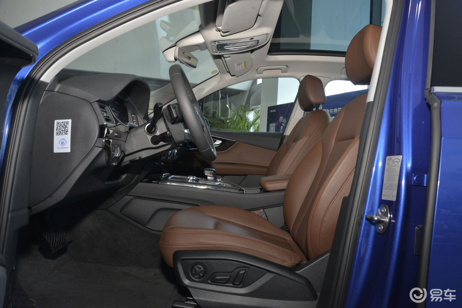 【奥迪q72016款40 tfsi s line 运动型前排空间汽车图片-汽车图片大全