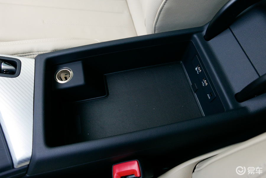 【奥迪a4l2017款40 tfsi 时尚型前排中央扶手箱空间汽车图片-汽车图片