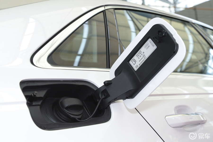 【奥迪a4l2017款40 tfsi 运动型油箱盖汽车图片-汽车图片大全】-易车