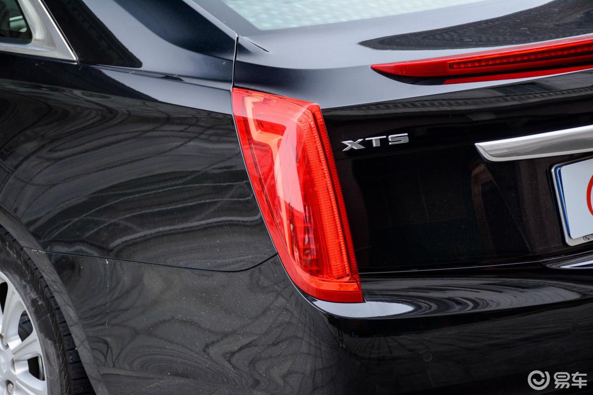 【凯迪拉克xts2017款28t 豪华版尾灯侧45度俯拍汽车图片-汽车图片大全