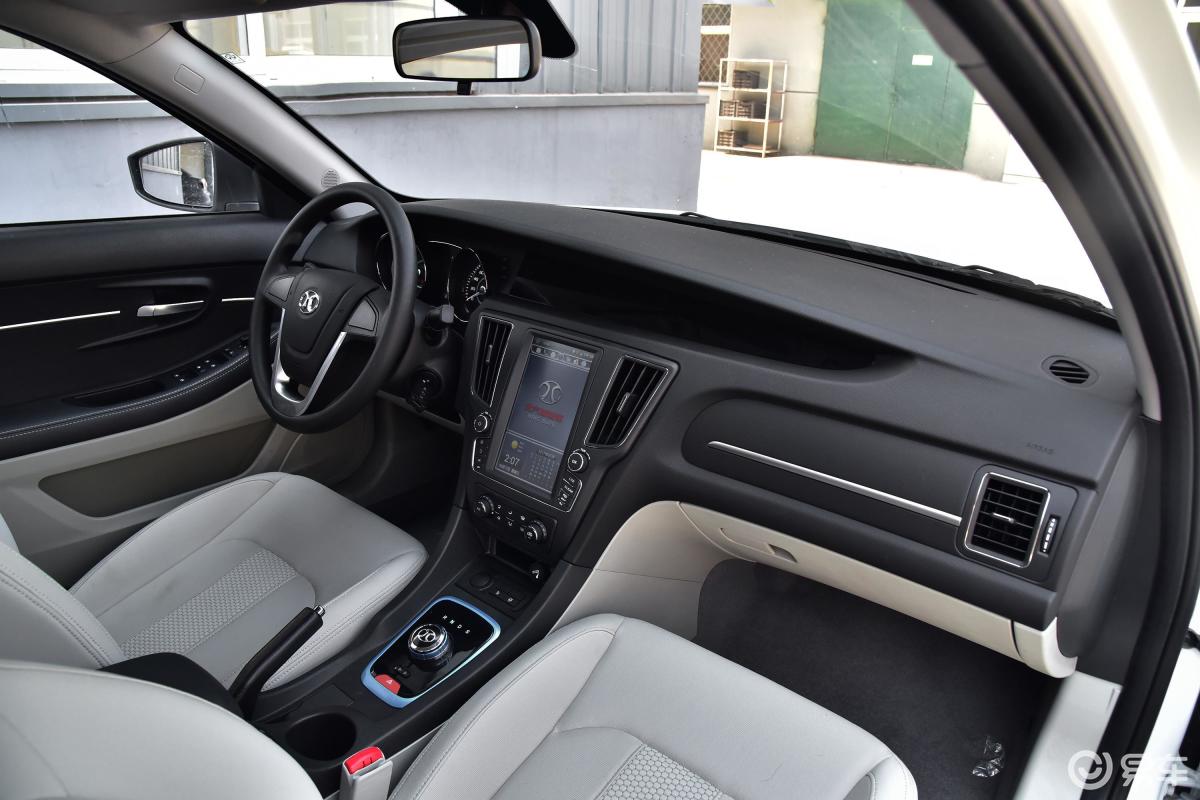 【北汽新能源eu2017款eu260 乐途plus版内饰全景副驾驶员方向汽车图片