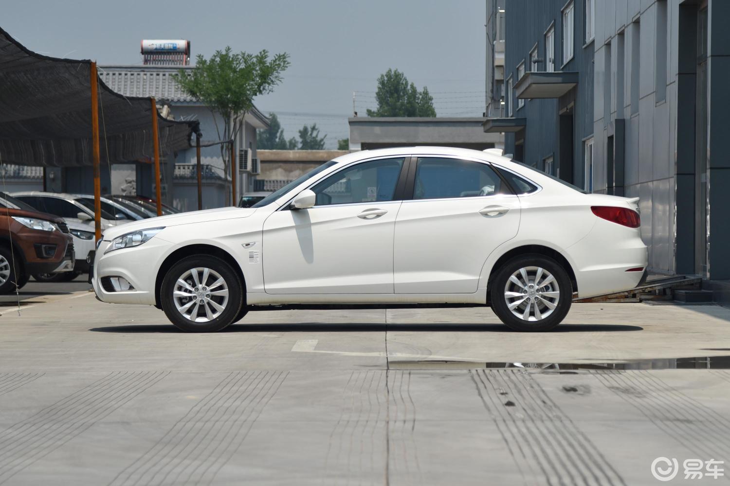 【北汽新能源eu2017款eu260 乐途plus版正侧车头向