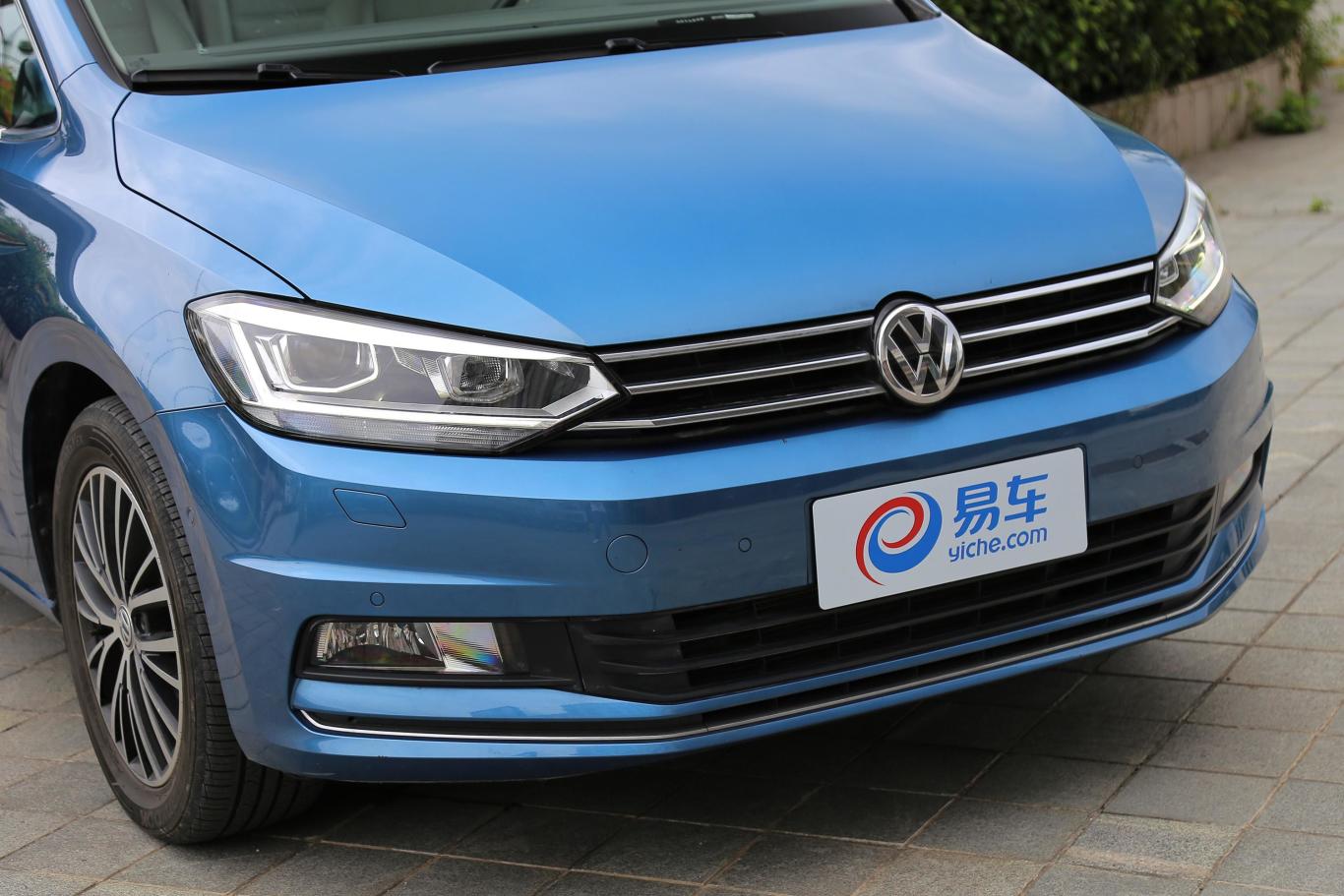 途安l330tsi 双离合 豪华版前格栅侧俯拍