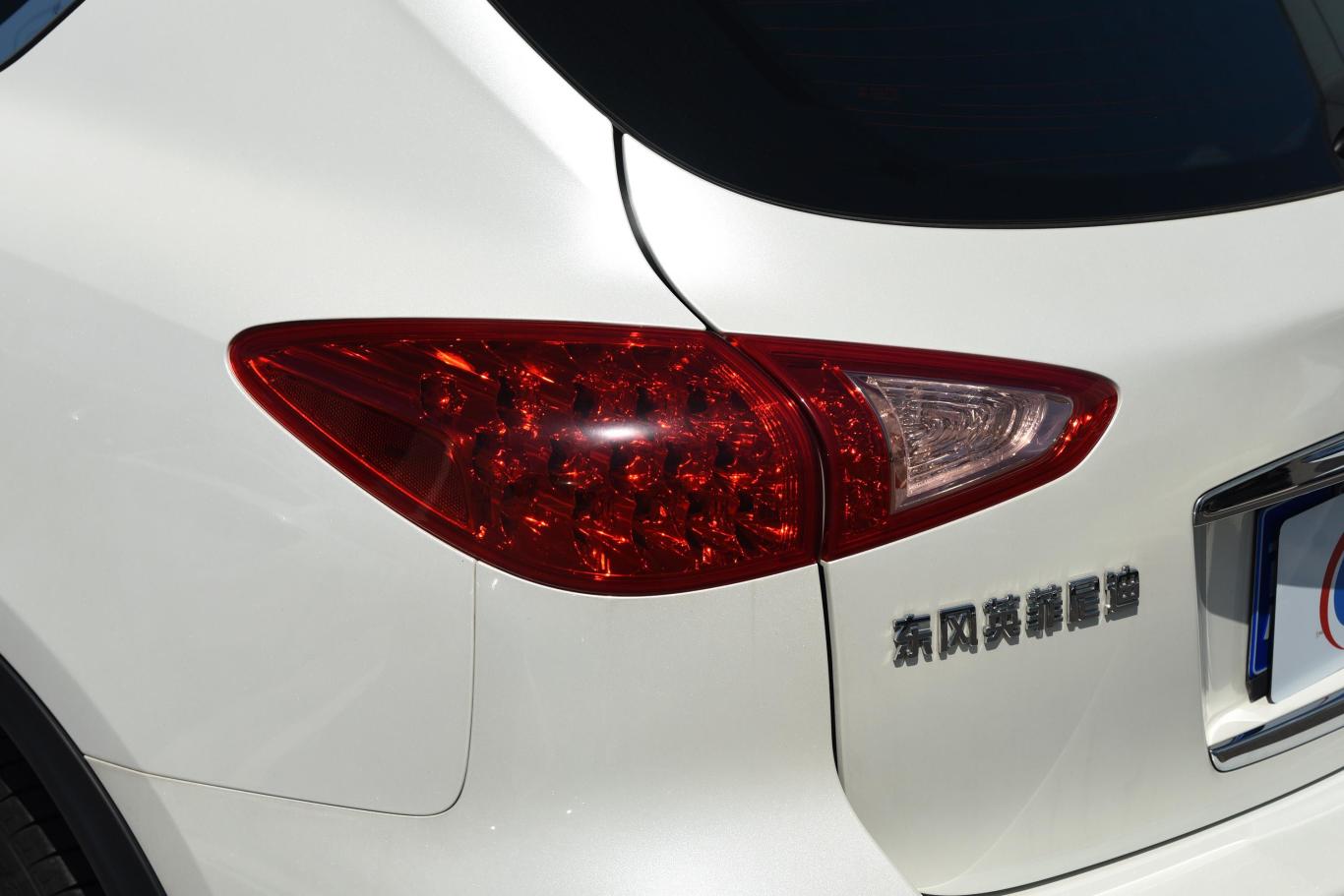 英菲尼迪qx502.5l 豪华版尾灯侧45度俯拍