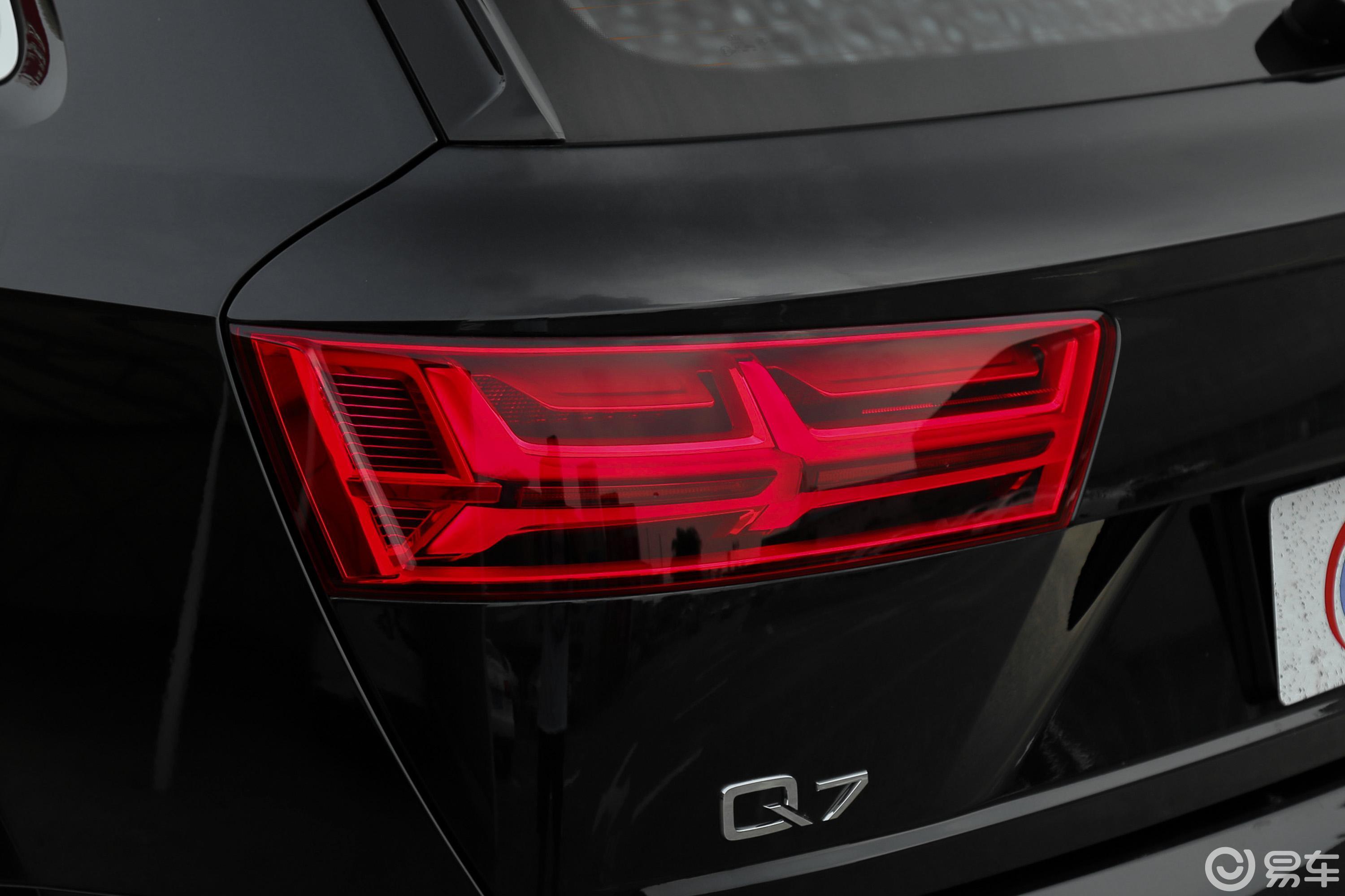 【奥迪q72016款40 tfsi s line 运动版尾灯侧45度俯拍汽车图片-汽车