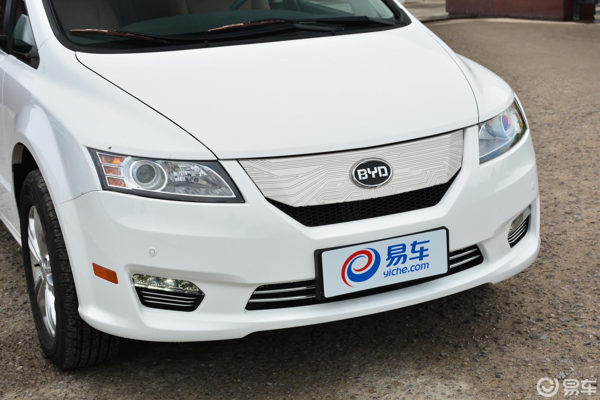 【比亚迪e62017款400 精英版前格栅侧俯拍汽车图片-汽车图片大全】