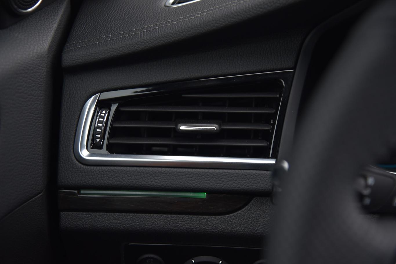 众泰t600运动版 1.8t 双离合 尊贵版内饰