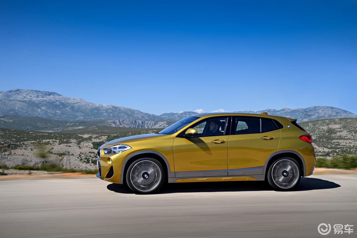 【宝马x22018款sdrive25i 豪华版 m越野套装侧前45度车头向右水平汽车