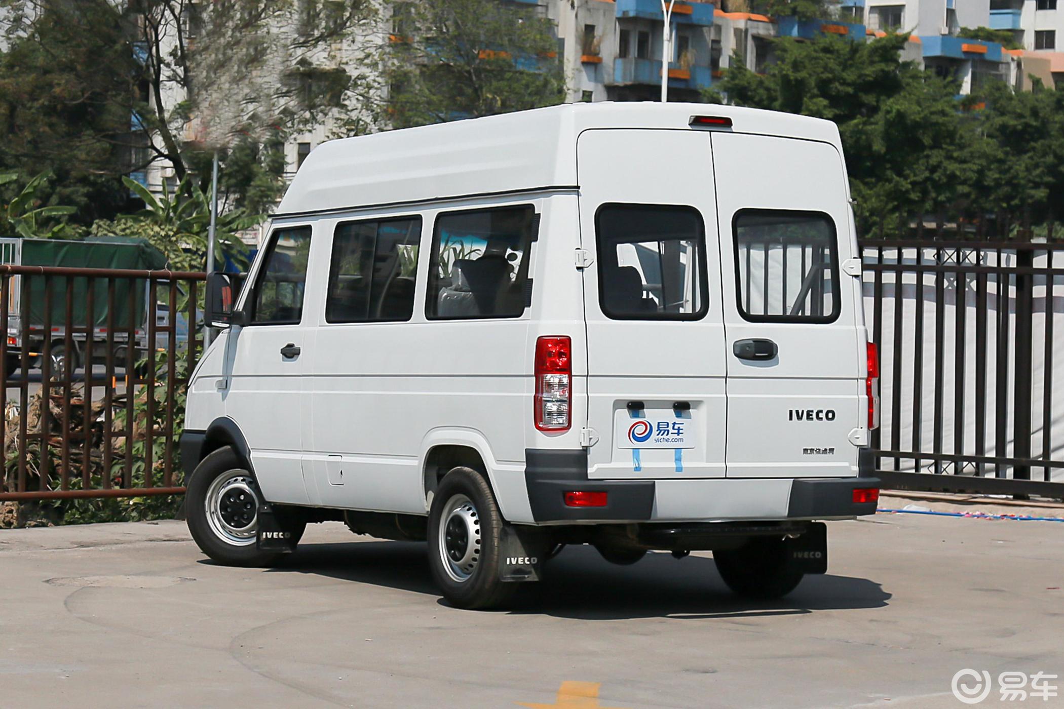 【依维柯得意2017款客车 a35 2.