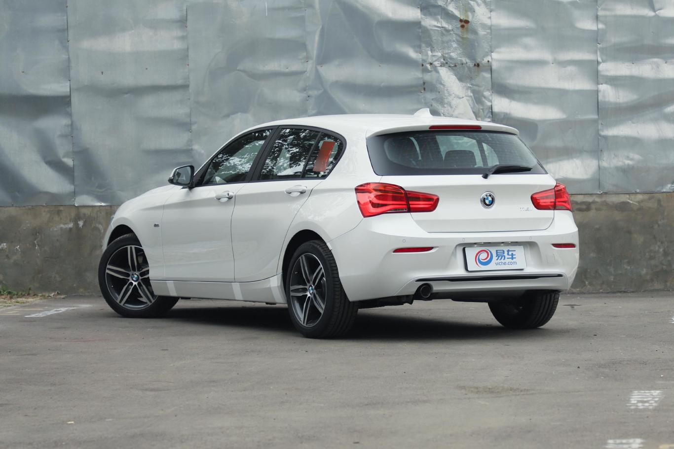 宝马1系(进口)118i 运动设计套装侧后45度车头向左水平