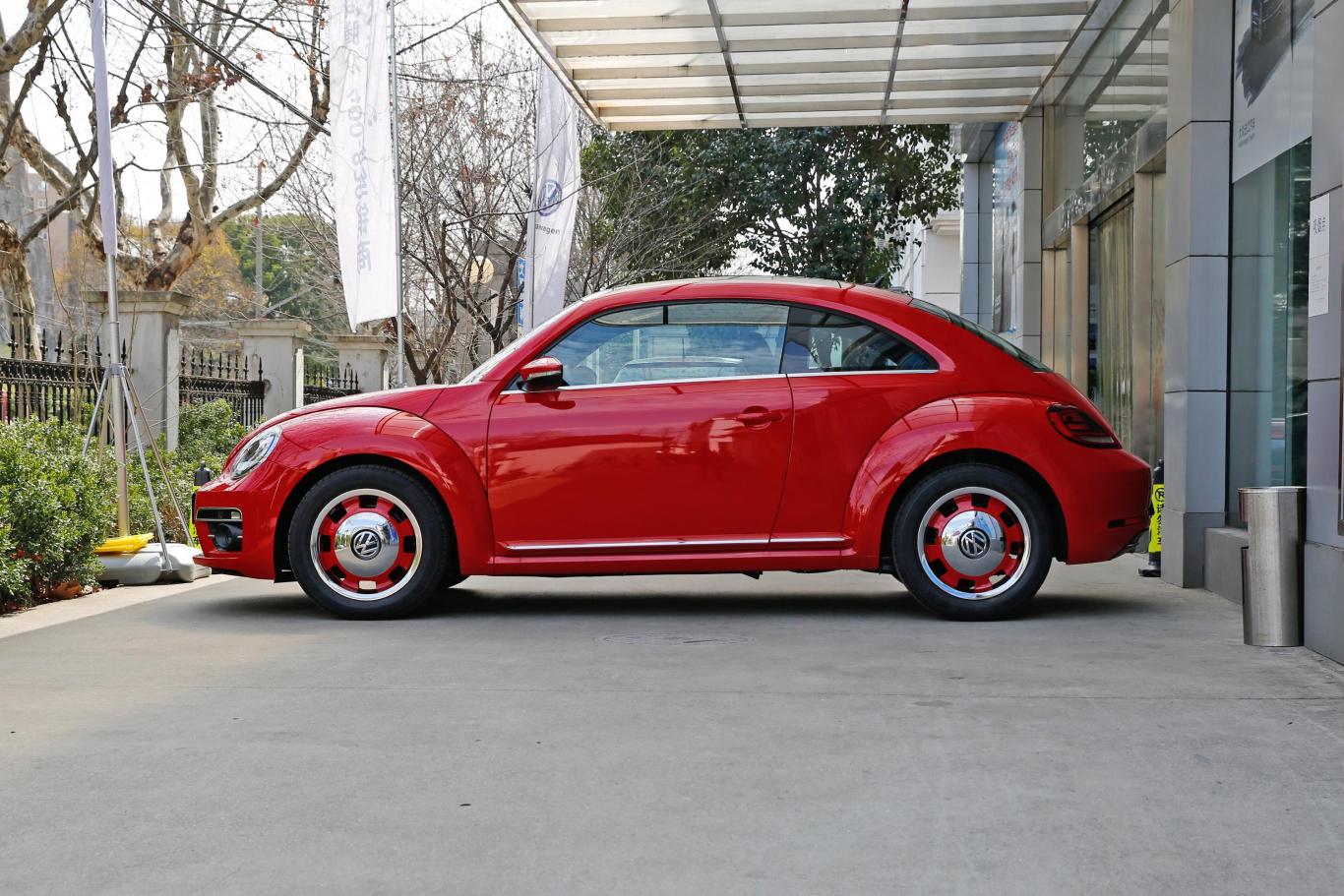 甲壳虫180tsi 魅舞红版正侧车头向左水平