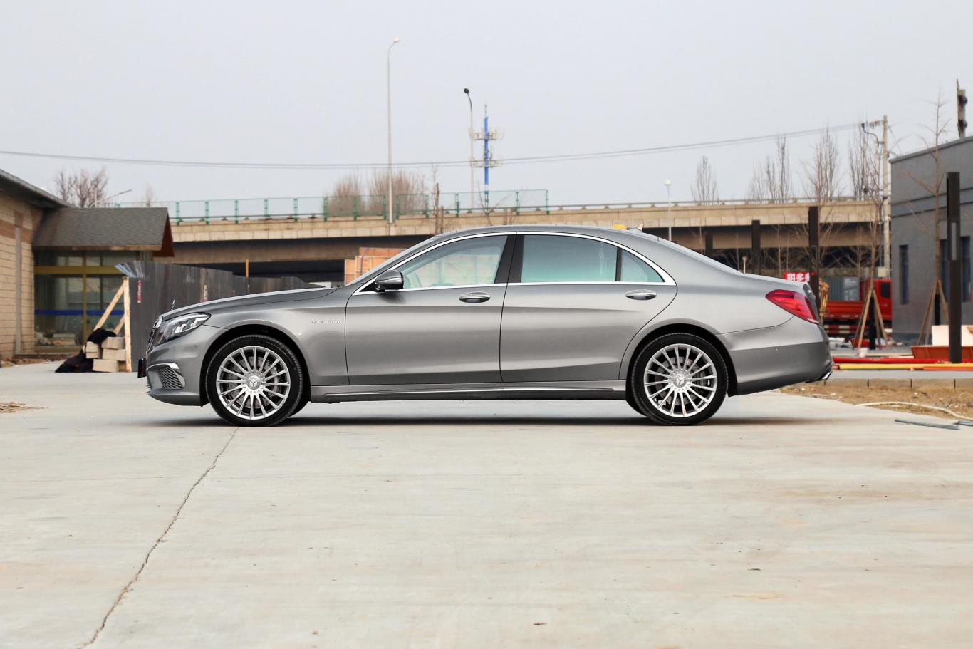 奔驰s级 amgs 65 l正侧车头向左水平