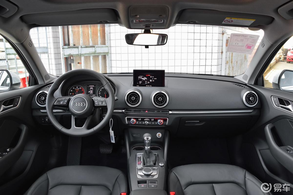 【奥迪a32018款30周年纪念版 sportback 40tfsi 风尚版内饰全景正拍