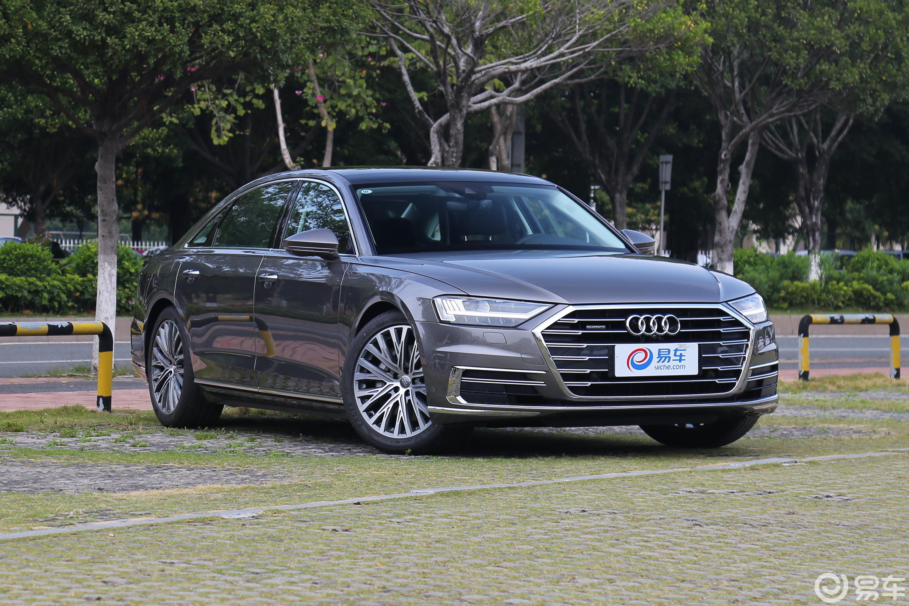 【奥迪a8l2018款55 tfsi quattro 投放尊享版侧前45度车头向右水平