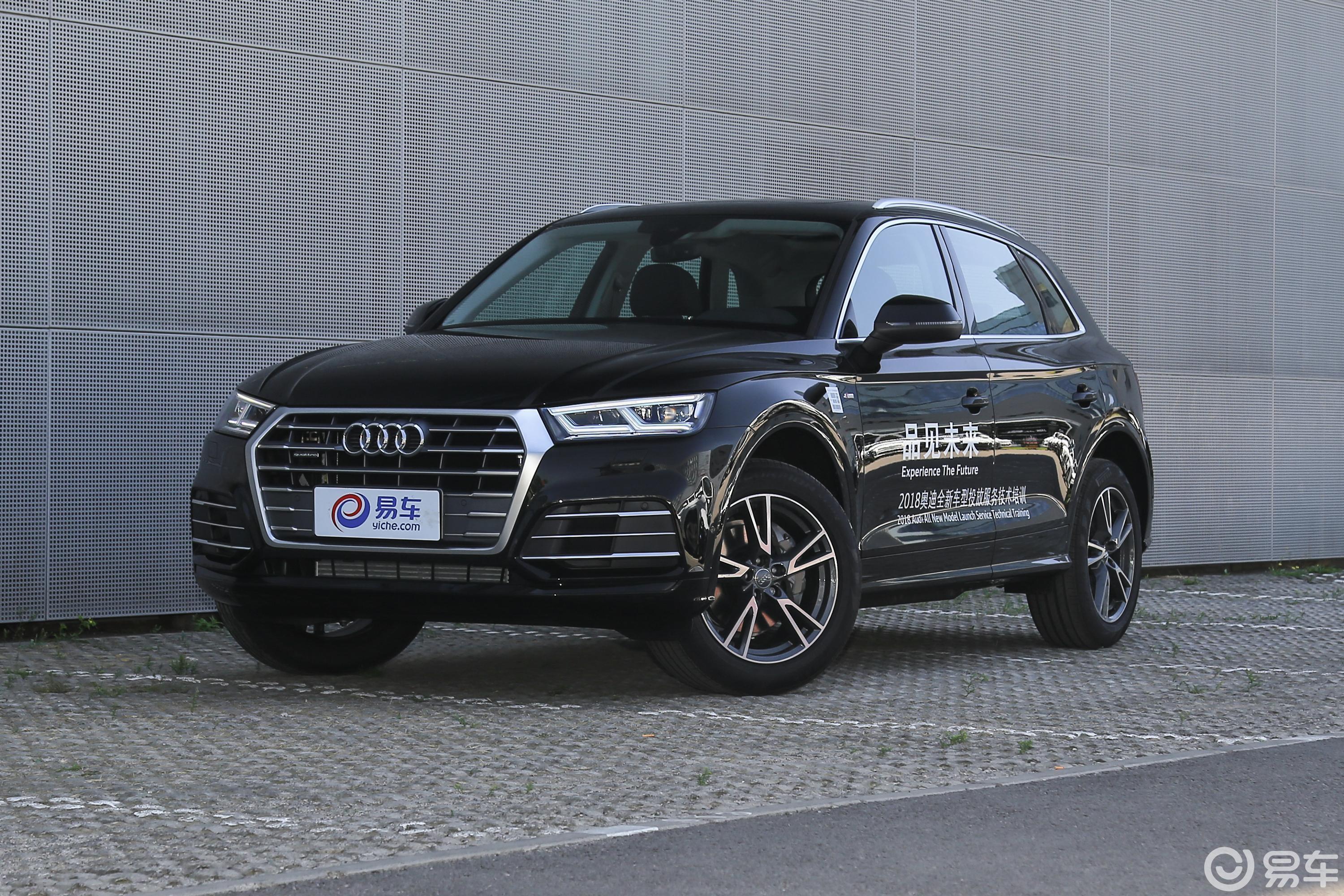 【奥迪q5l2018款40 tfsi 荣享时尚版 国v侧前45度车头向右水平汽车