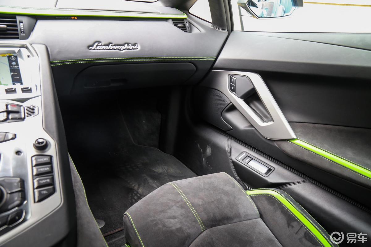 【兰博基尼aventador2017款aventador s coupe内饰全景正拍汽车图片
