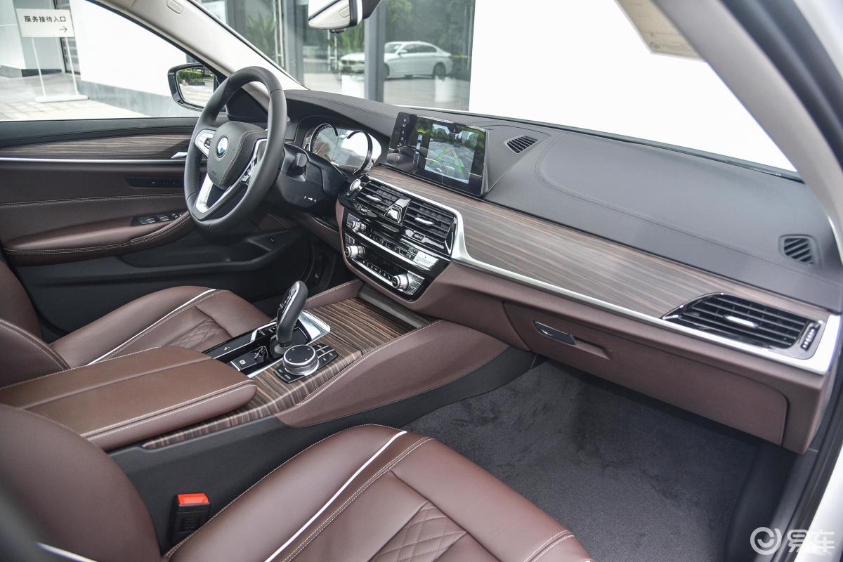 【宝马5系2018款改款 530li 领先版 豪华套装内饰全景正拍汽车图片
