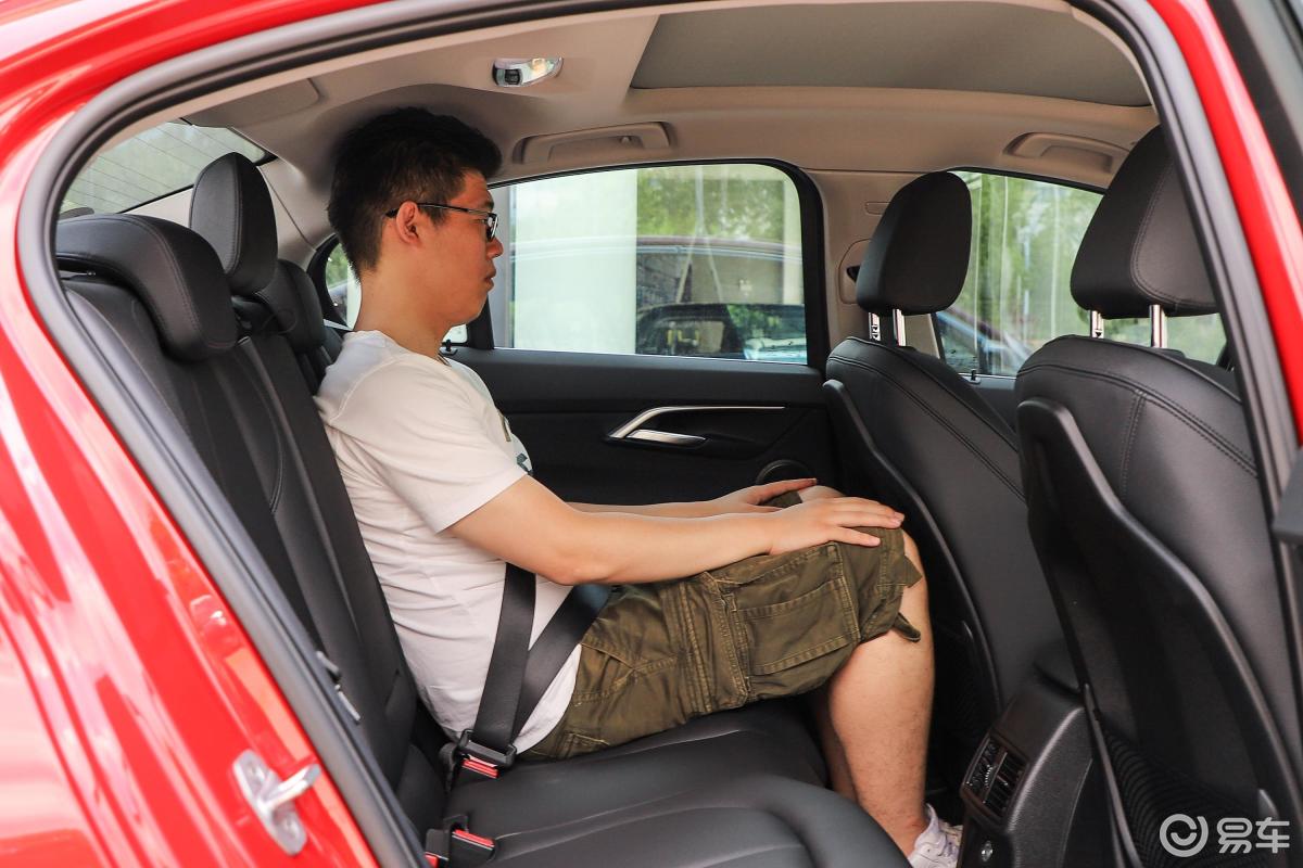 【宝马1系2018款120i 设计套装版后排空间体验汽车图片-汽车图片大全