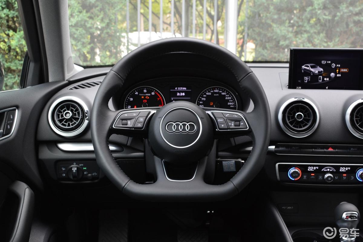 【奥迪a32018款30周年纪念版 limousine 35tfsi 运动版方向盘汽车图片