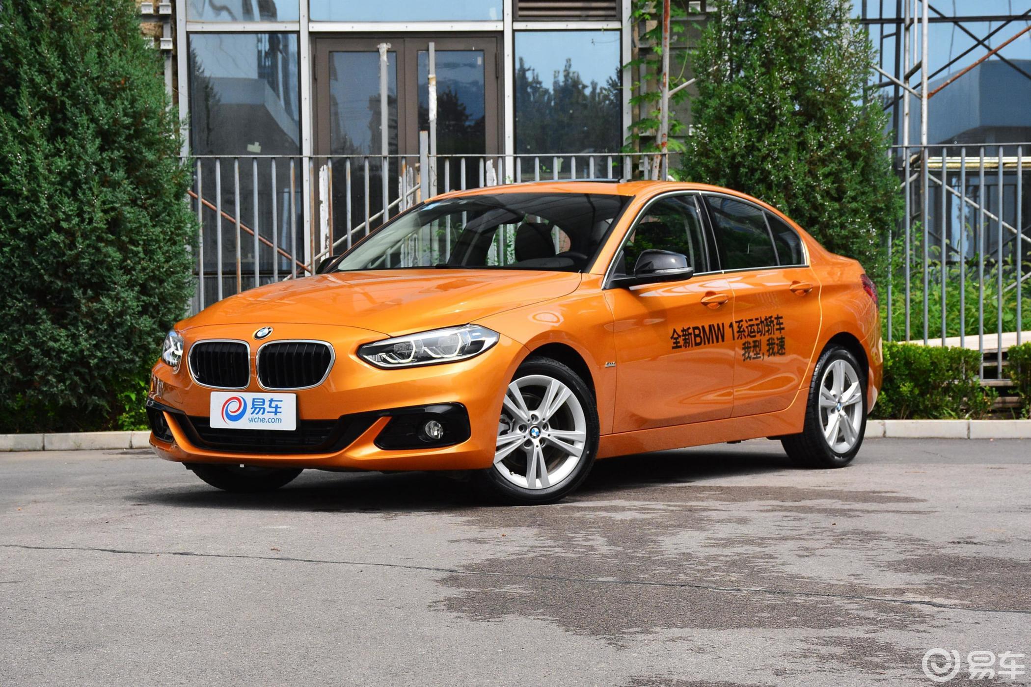 【宝马1系2018款118i 运动版侧前45度车头向左水平汽车图片-汽车图片