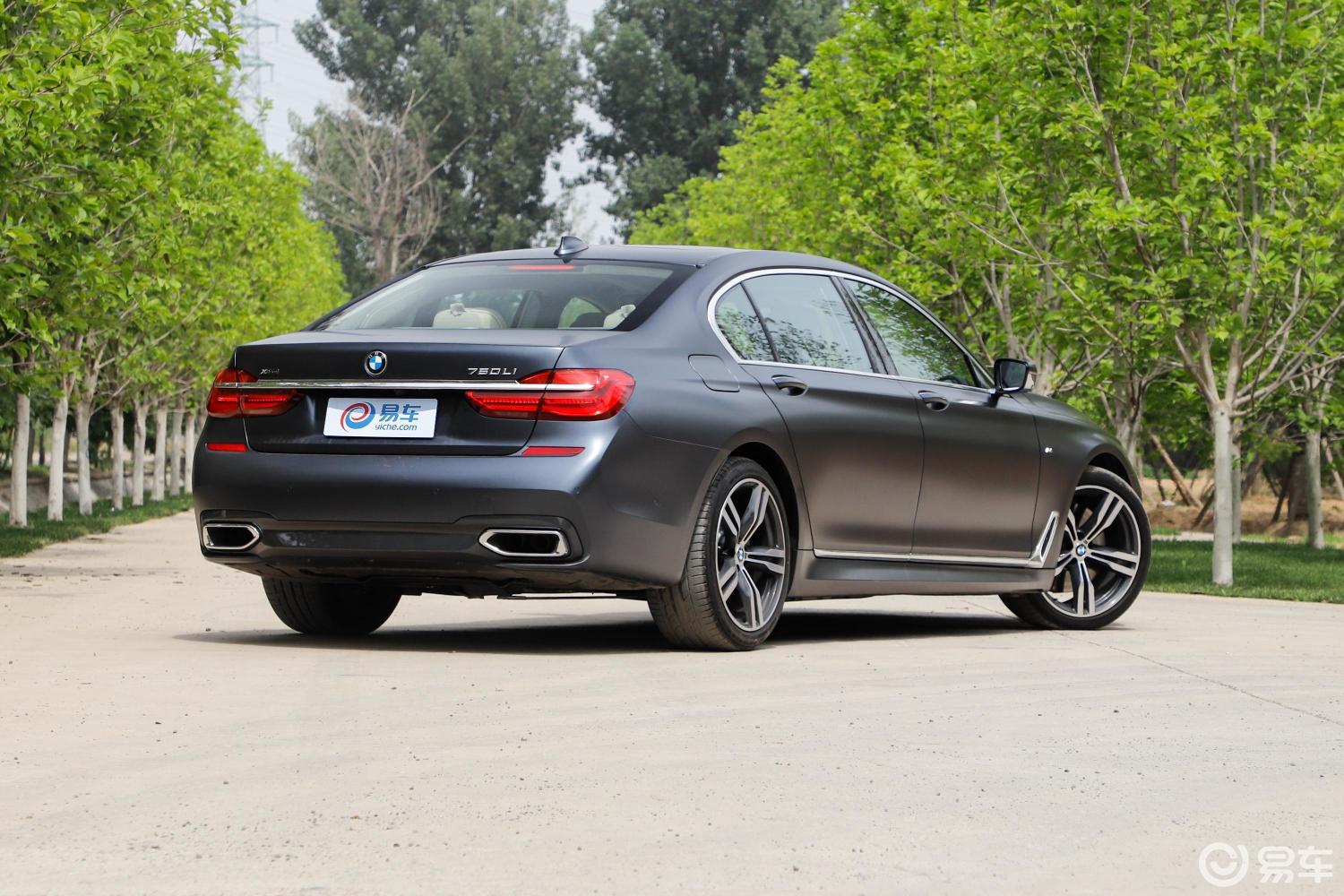 【宝马7系2018款750li xdrive m运动套装侧前45度车头向右水平汽车