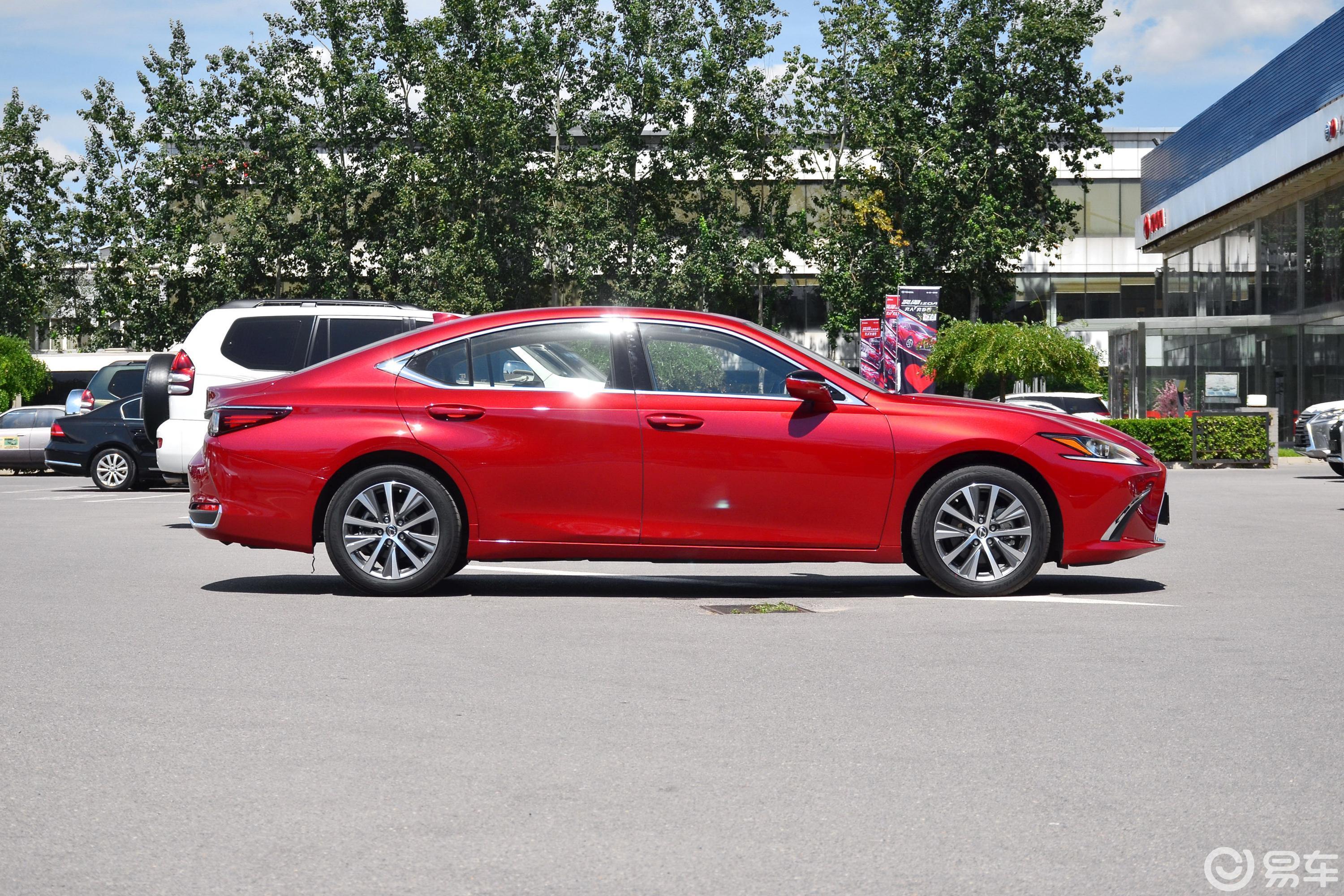 【雷克萨斯es2018款200 豪华版 国v正侧车头向右水平汽车图片-汽车