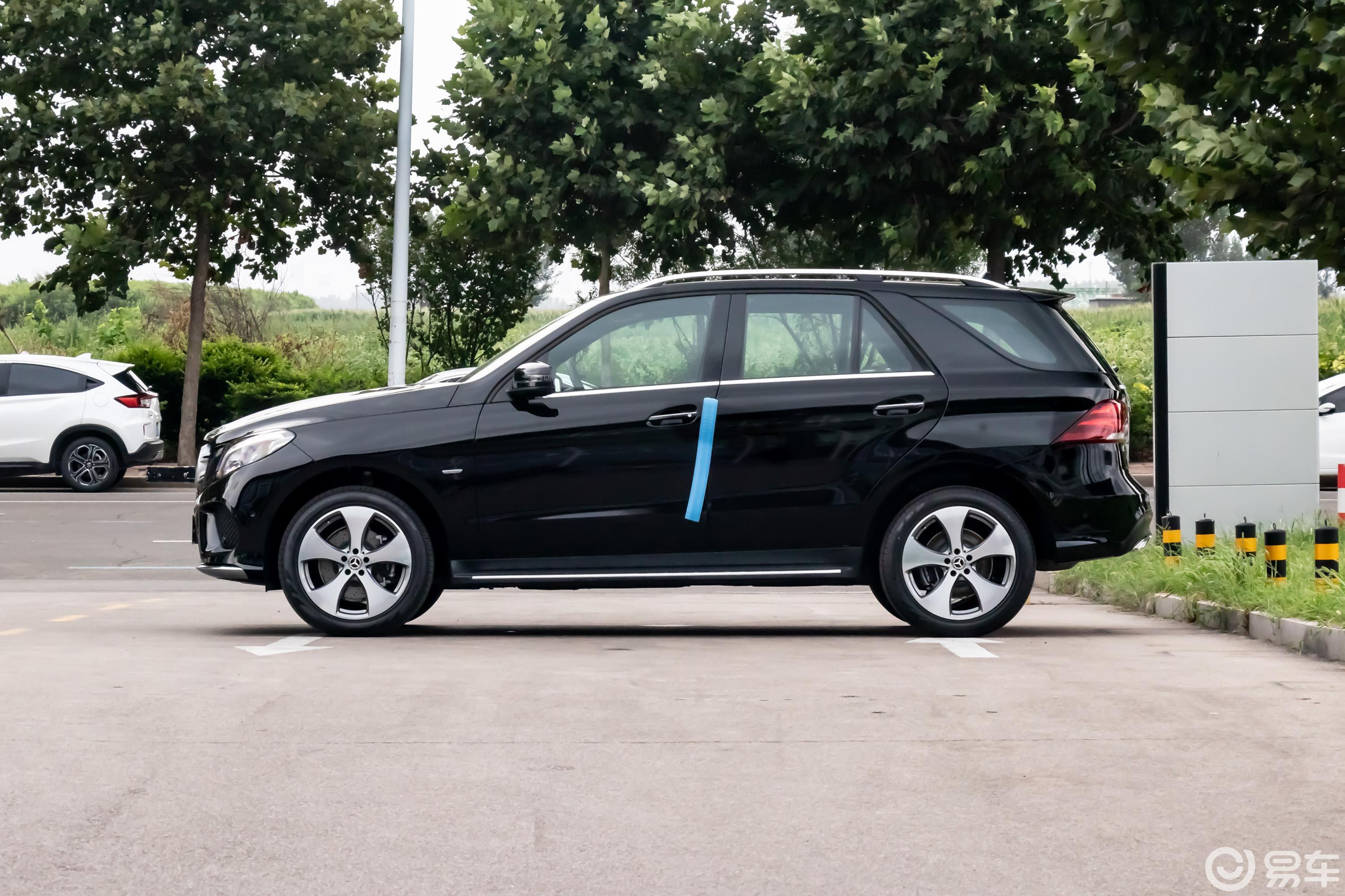 【奔驰gle级2018款gle 320 4matic 豪华型臻藏版侧前45度车头向右水平