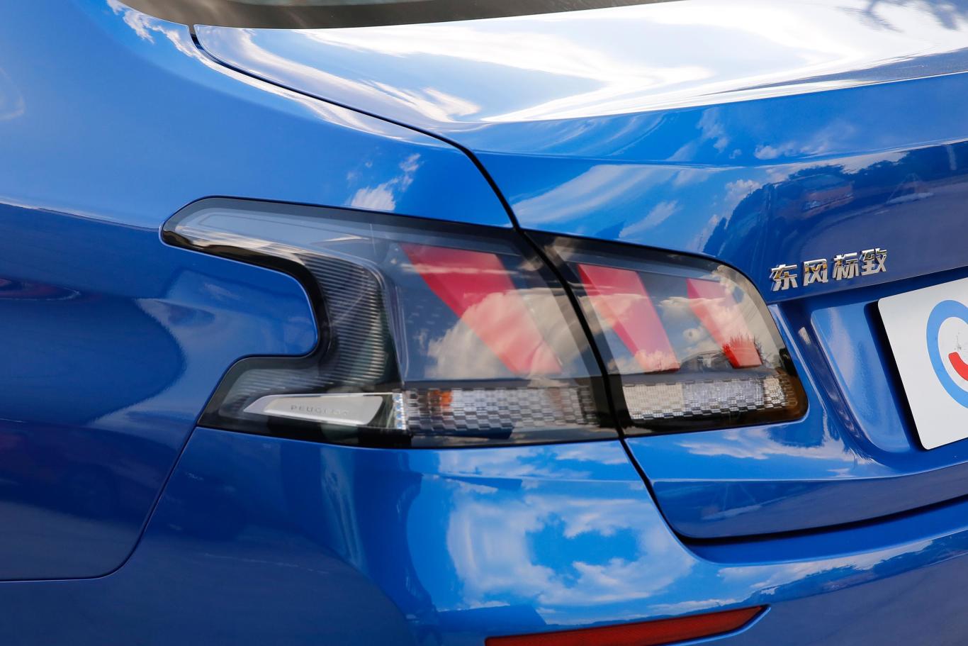 标致408230thp 手自一体 豪华版 国v尾灯侧45度俯拍