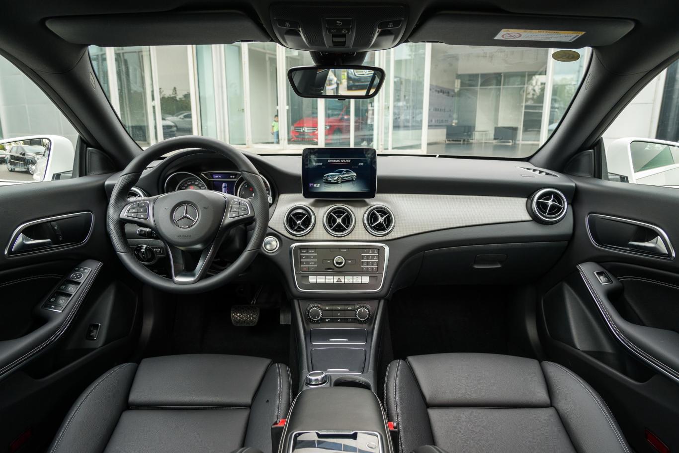 奔驰cla级cla 200 动感版内饰全景正拍