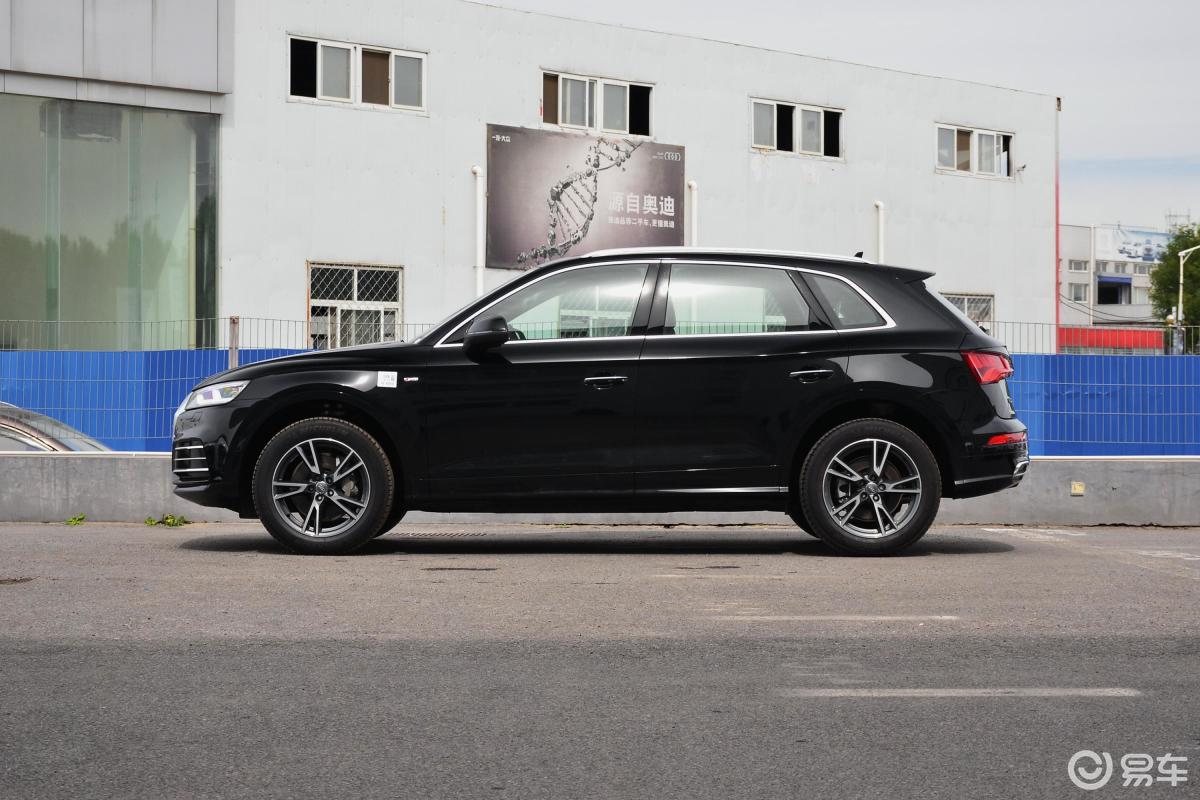 【奥迪q5l2018款45 tfsi 尊享豪华运动版侧前45度车头向右水平汽车