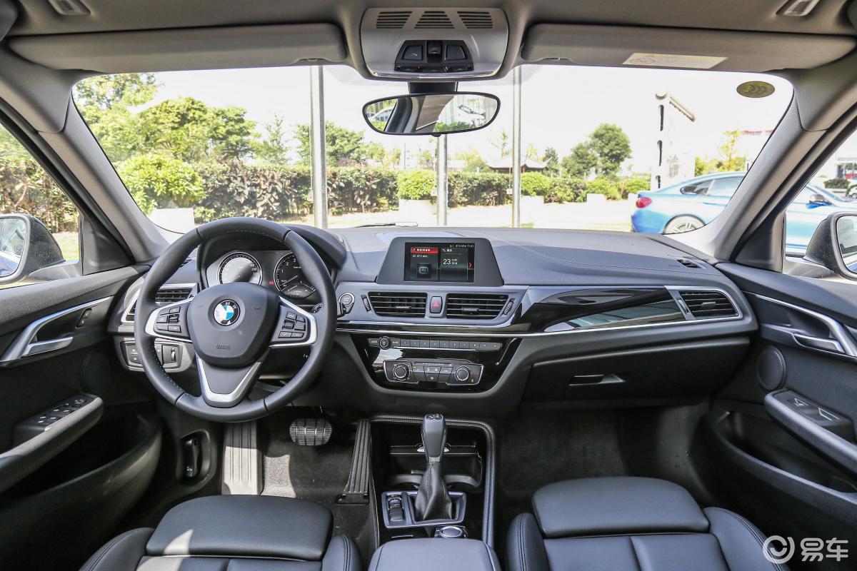 【宝马1系2018款118i 运动版内饰全景正拍汽车图片-汽车图片大全】