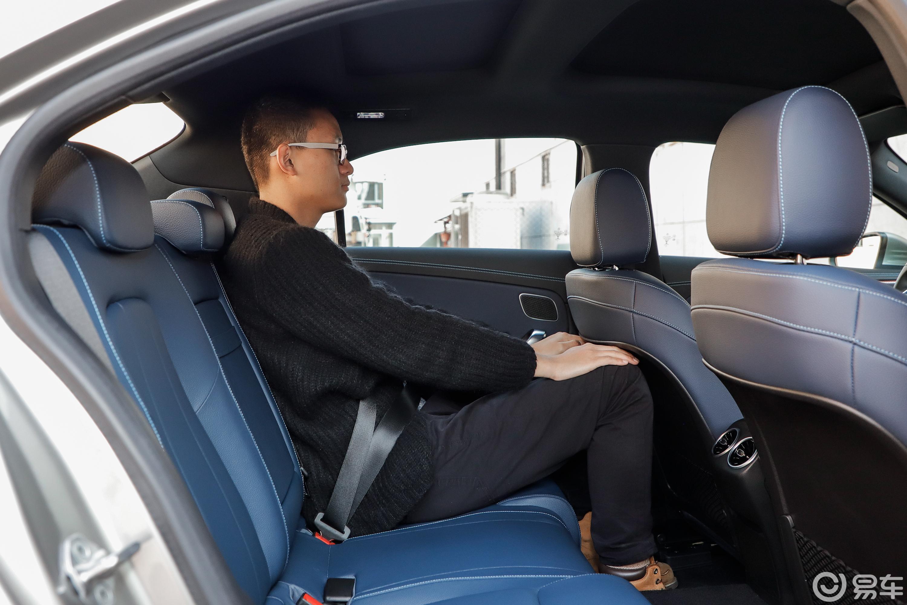 【奔驰a级2019款a 200 l后排空间体验汽车图片-汽车图片大全】-易车