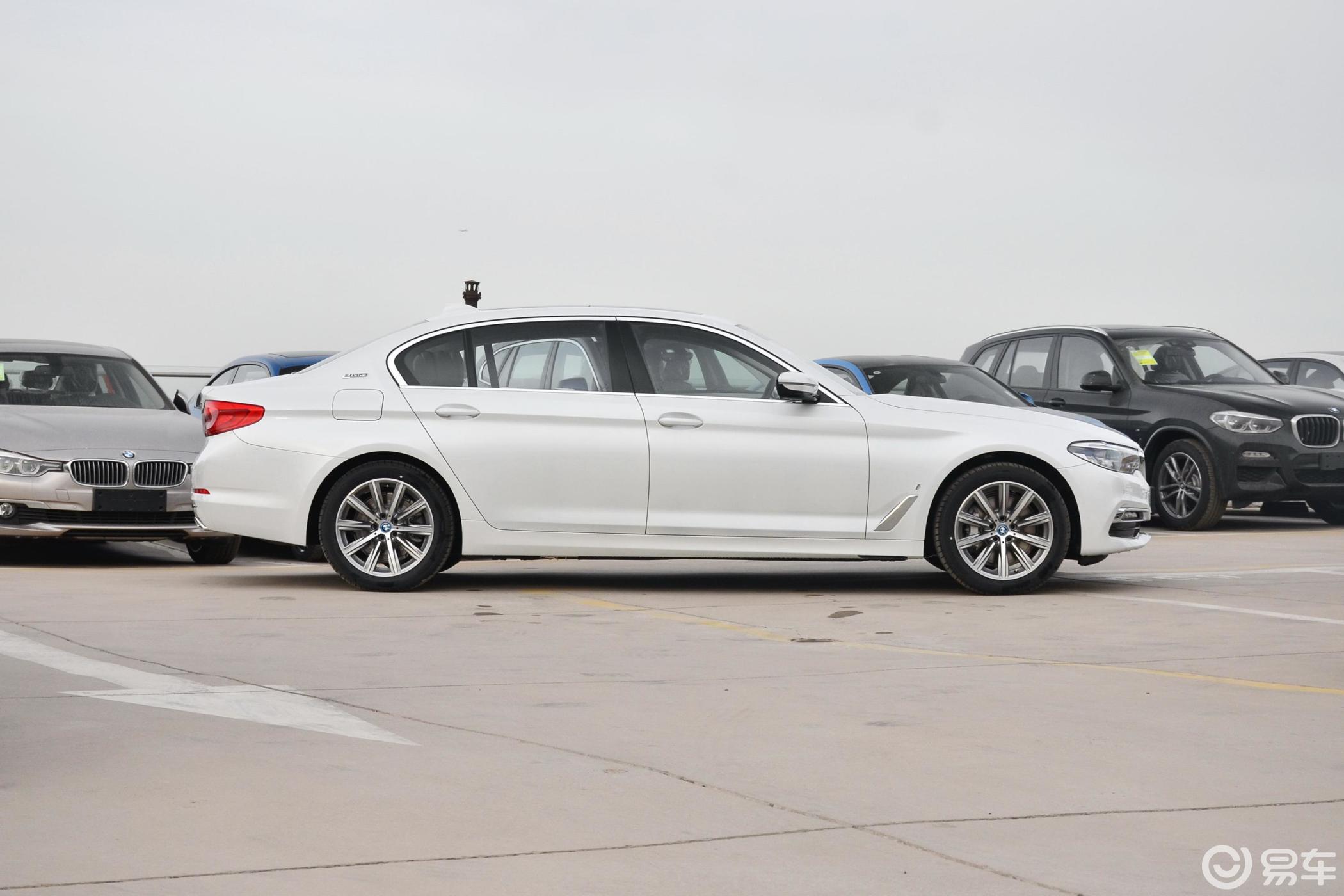 【宝马5系 插电混动2019款530le 豪华套装正侧车头向右水平汽车图片