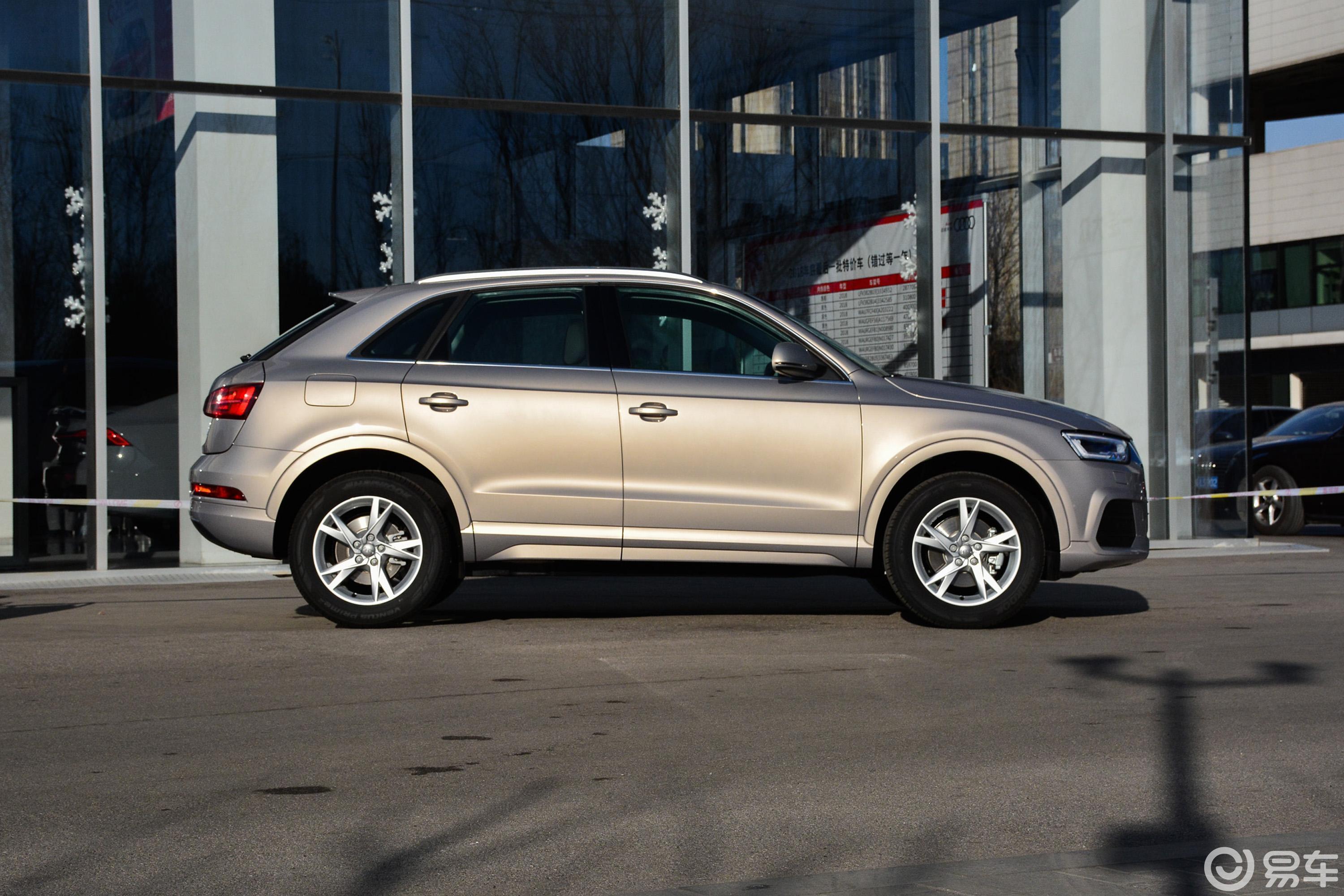 【奥迪q32018款30周年纪念版 30 tfsi 时尚版正侧车头向右水平汽车