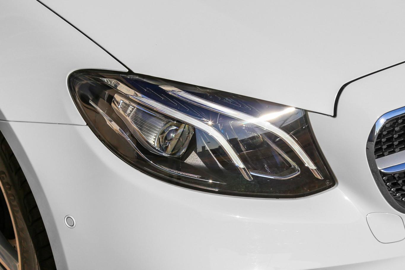 奔驰e级(进口)e 200 轿跑车大灯侧45度俯拍