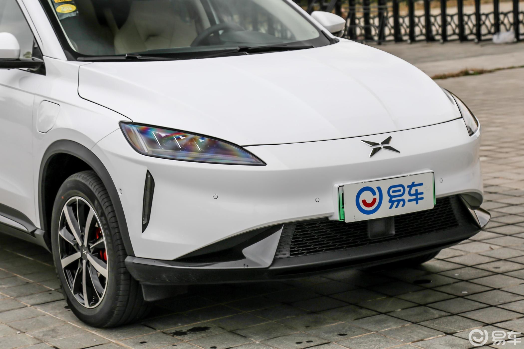 【小鹏汽车g32019款尊享版前格栅侧俯拍汽车图片-汽车图片大全】-易车