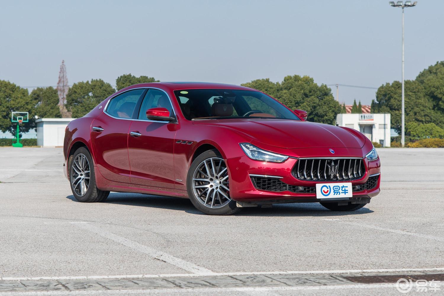 【玛莎拉蒂ghibli2018款gransport 350hp 运动版正侧车头向右水平汽车