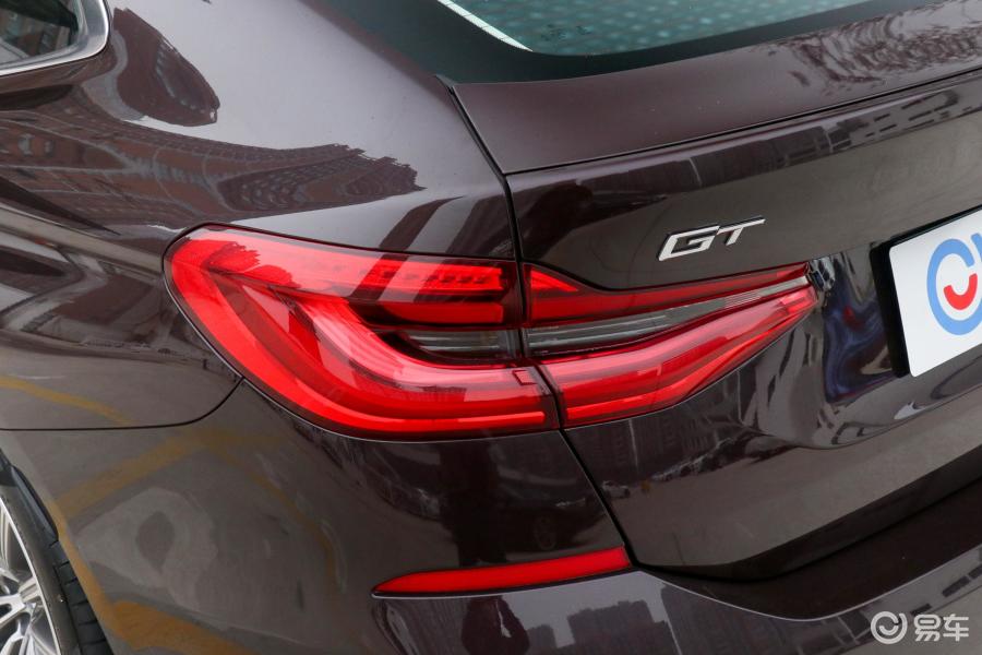 【宝马6系gt2018款630i 豪华设计套装尾灯侧45度俯拍汽车图片-汽车